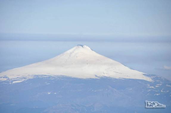 O vulcão Villarrica, no Chile, visto do alto do vulcão Lanín, na região de Junín de Los Andes, no sul da Argentina